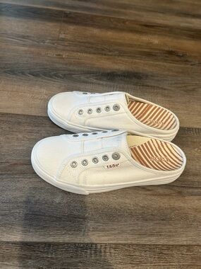Taos White Canvas EZ Soul size  7.5 Slip-On Mule Sneakers NWOT